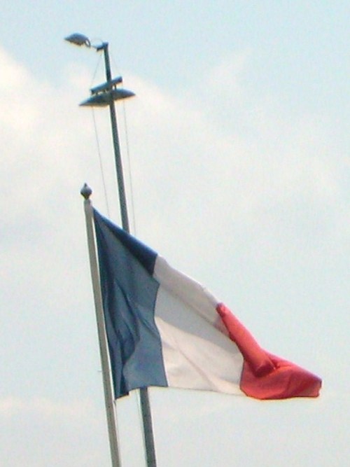 le drapeau au port